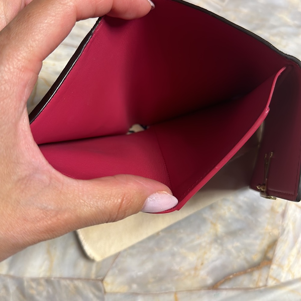 Louis Vuitton
Capucines Compact Wallet - Picture 3 of 10